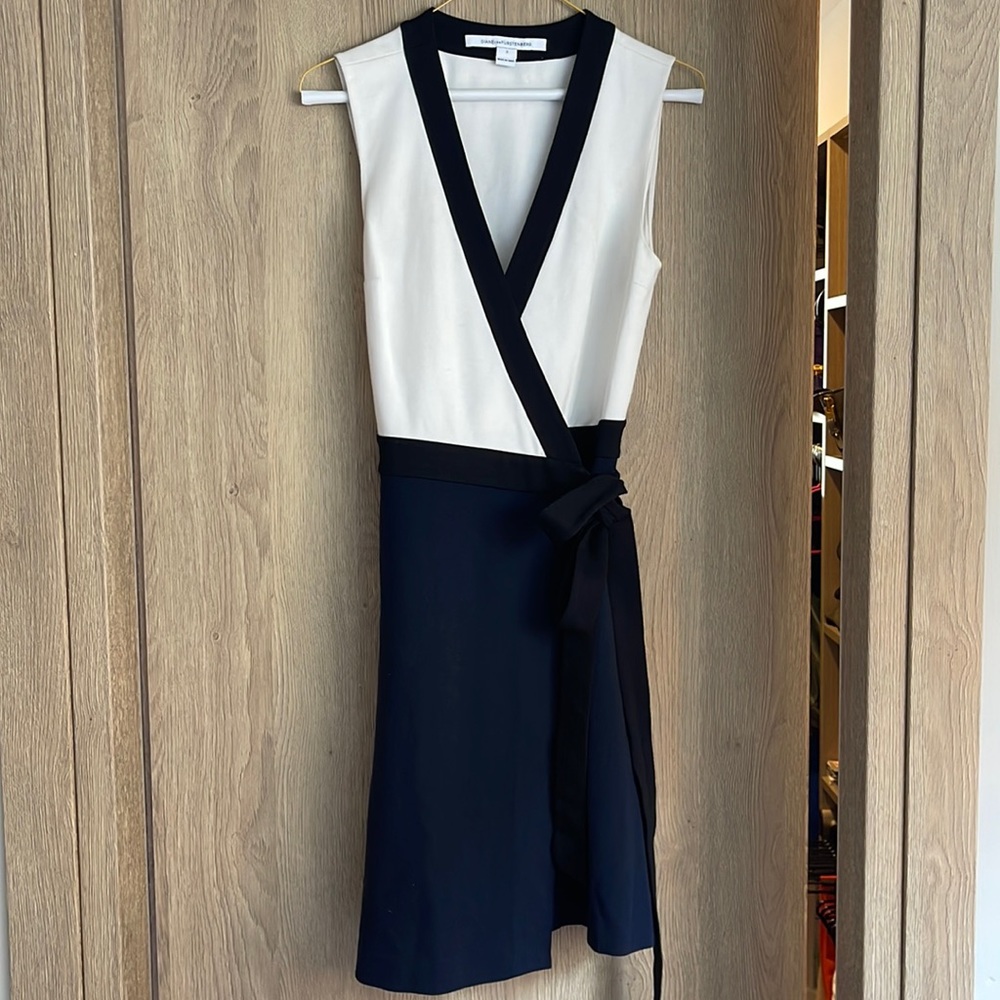 Diane Von Furstenberg sleeveless Gracie wrap black/white/navy blue dress in sz 2